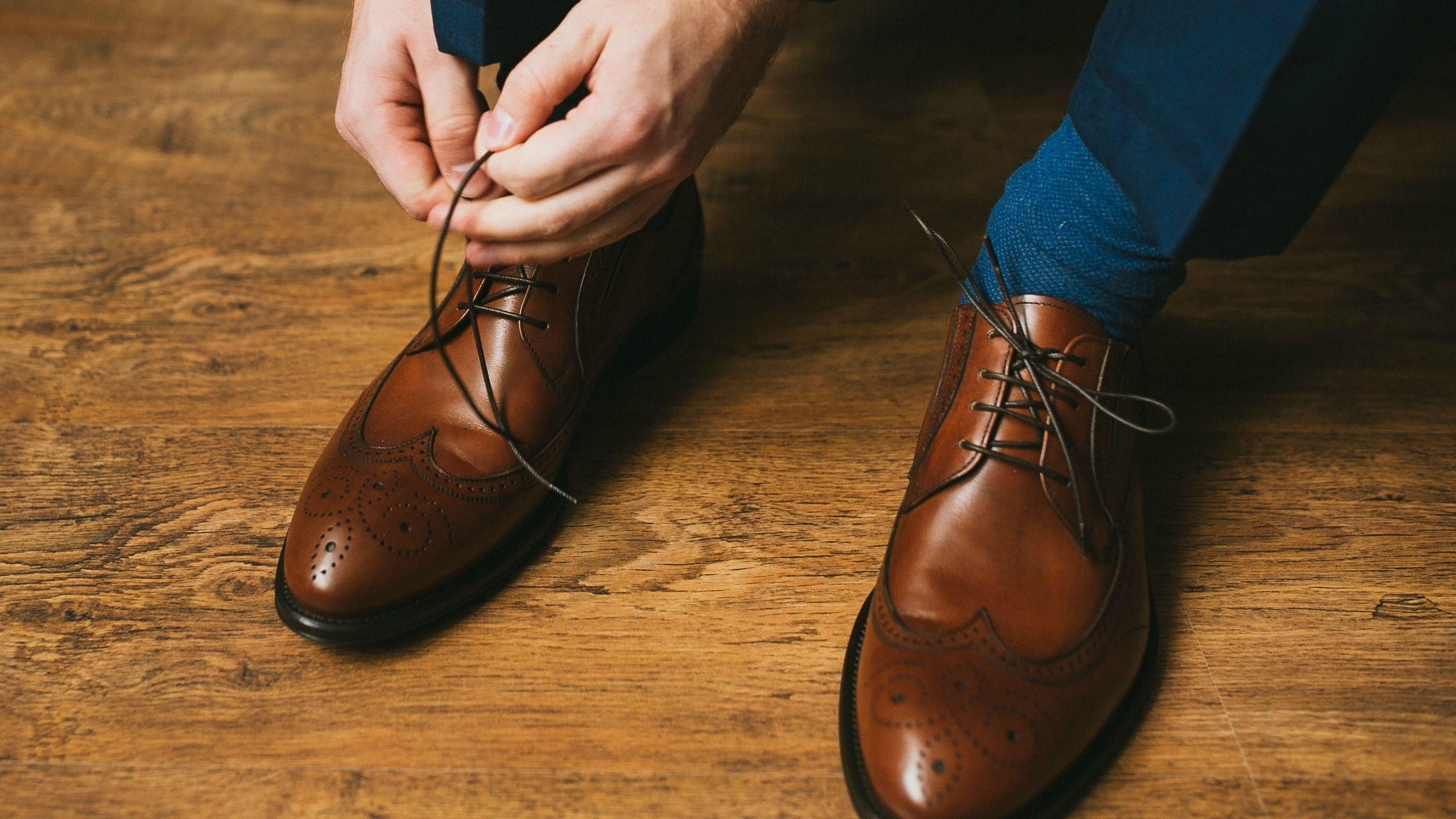Cách làm mới giày da nâu hiệu quả và đơn giản tại nhà
