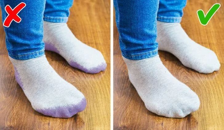 Mẹo chống dính màu: tất bị nhuộm so với tất sạch khi mang giày mới