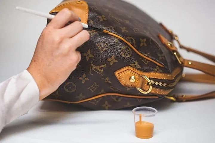 Xịt phục hồi màu túi da bằng súng xịt chuyên dụng