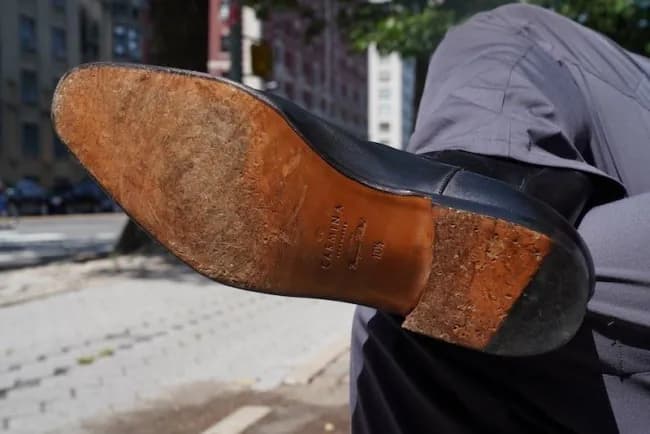 Mặt đế cao su vấu lõm kiểu Dainite trên đôi boots