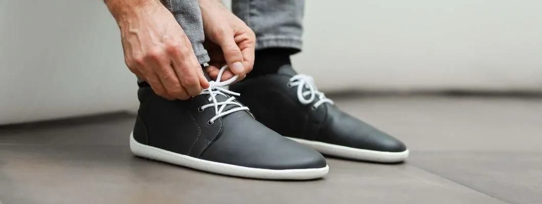 Cột dây giày chừa khoảng đủ để luồn hai ngón tay giữa các lỗ xỏ