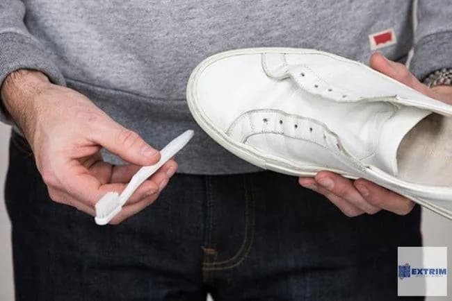 Dùng gôm tẩy chà vết bẩn trên midsole trắng của giày
