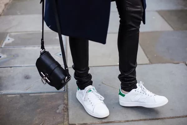 Sneaker trắng đi phố — loại giày cần chăm sóc thường xuyên nhất