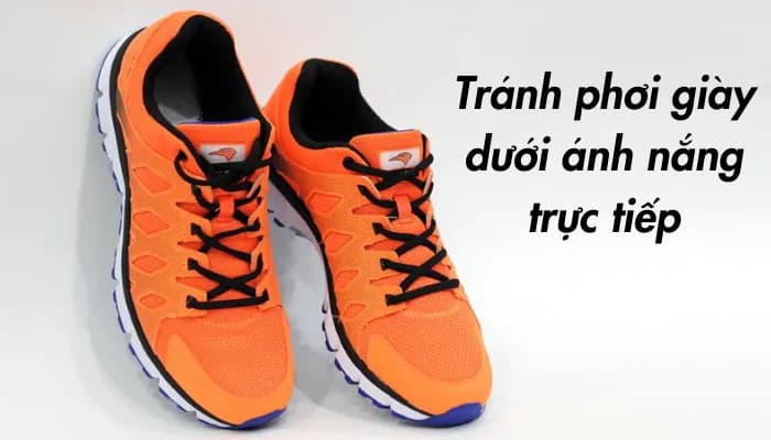 Giày được phơi nơi râm mát, tránh ánh nắng trực tiếp