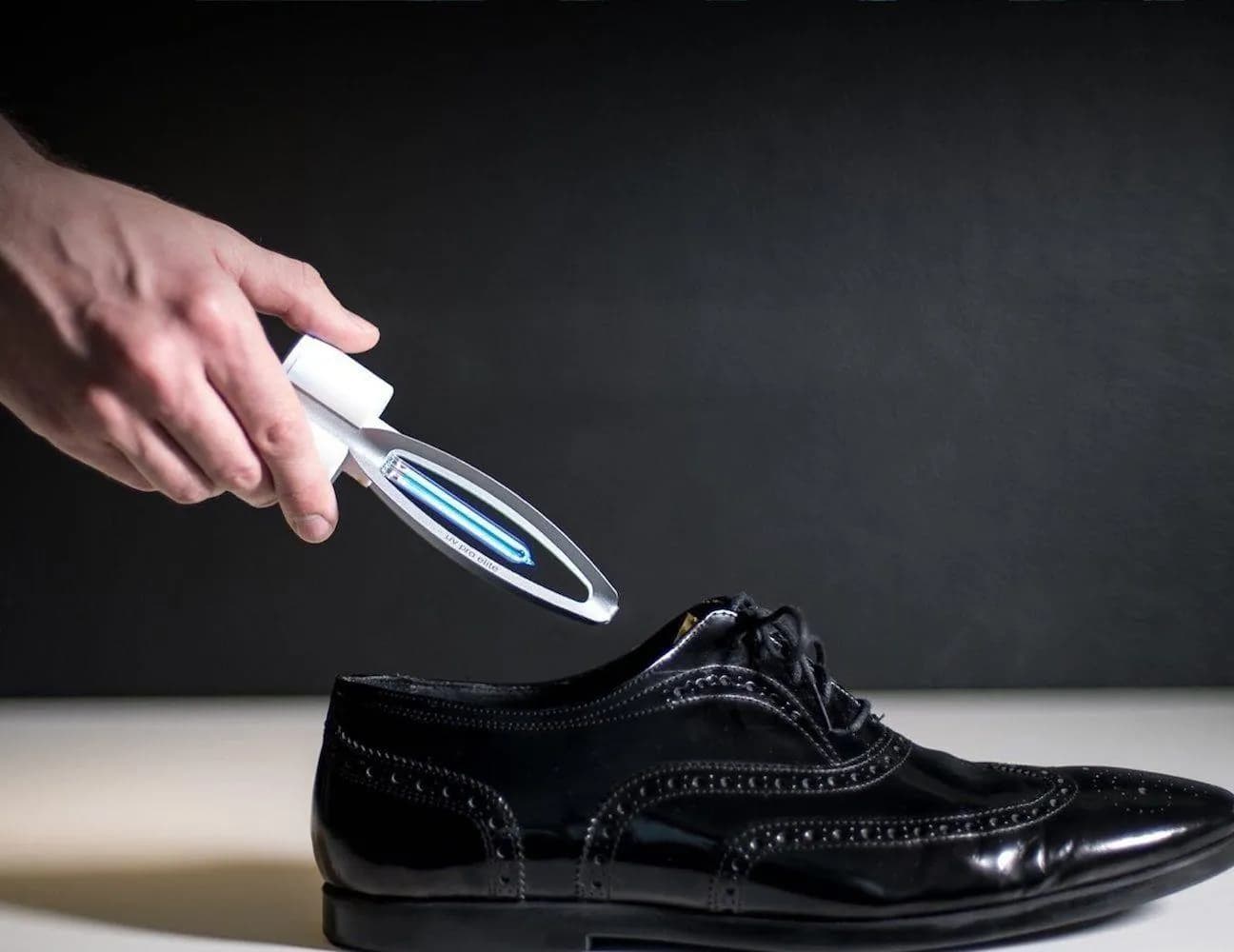 Khử Mùi Giày Do Ẩm Mốc: Các Cách An Toàn Tại Nhà