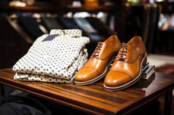 Kem dưỡng da thấm vào upper giày tây giúp da mềm dần