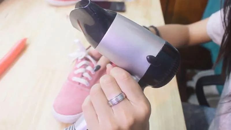 Hong khô giày trước quạt thay vì phơi nắng