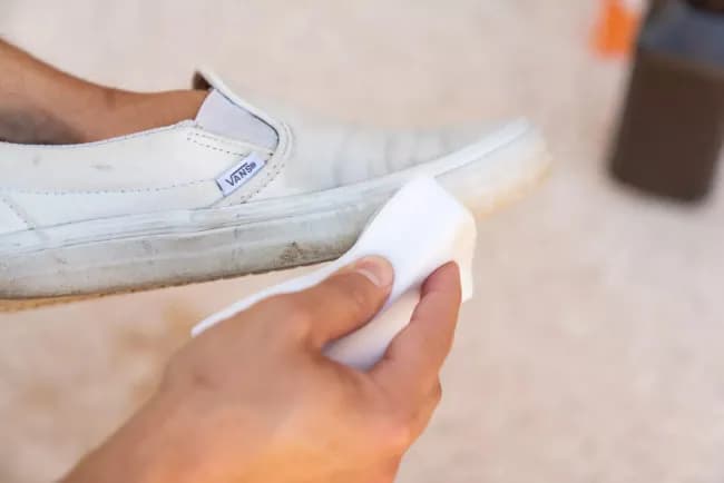 Đôi Vans slip-on trắng được chải bằng bàn chải lông mềm