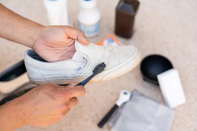 Lau sạch bề mặt Vans bằng khăn mềm sau khi chà