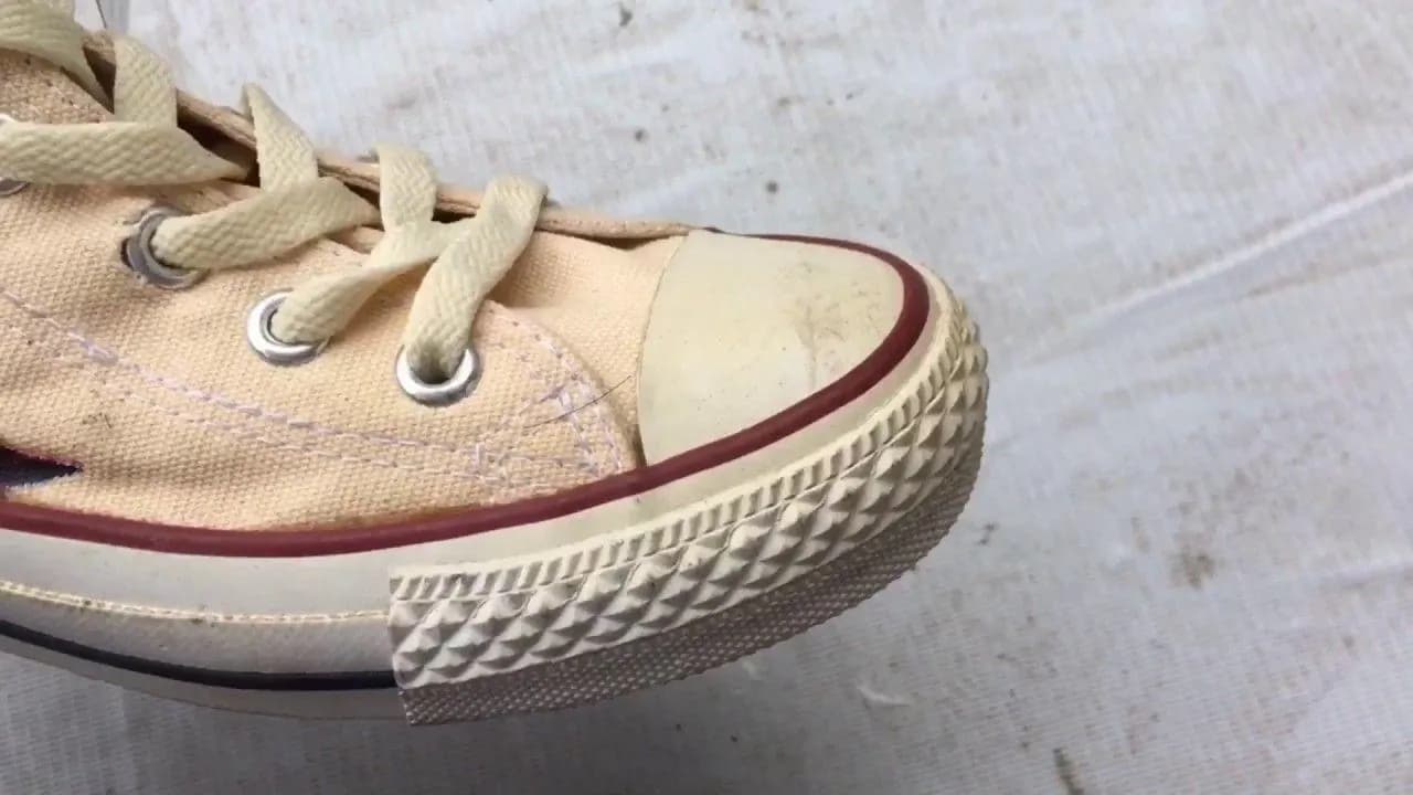 Chà canvas Converse bằng bàn chải lông mềm và dung dịch nhẹ