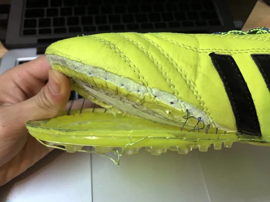 Giày đá bóng bị bung đế lộ lớp midsole bên trong