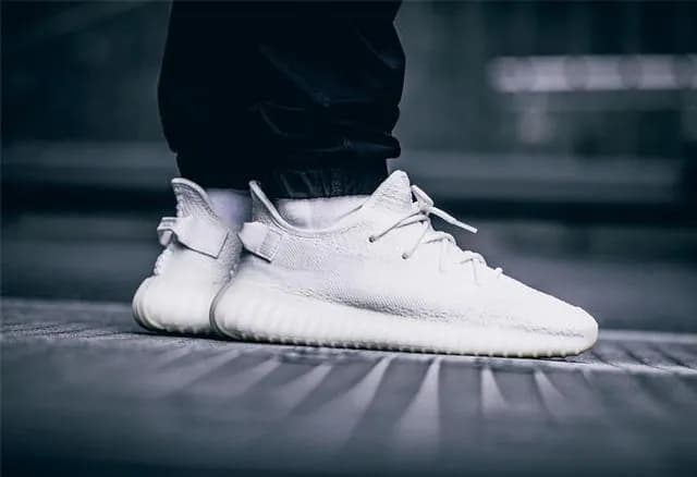 Lau vết bẩn cục bộ trên sneaker trắng bằng khăn và dung dịch nhẹ