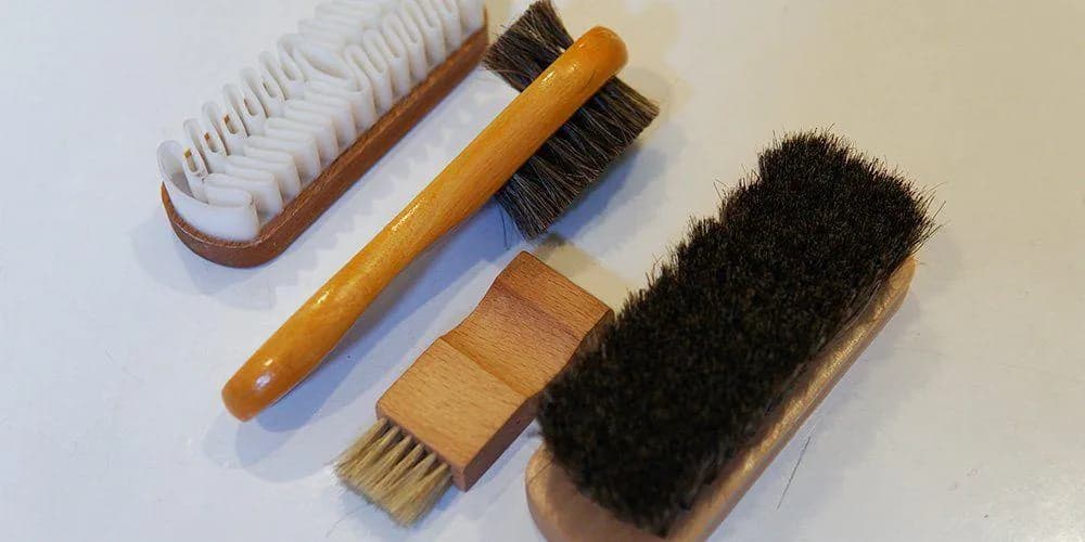 Các chất tẩy mạnh không nên dùng trực tiếp lên giày