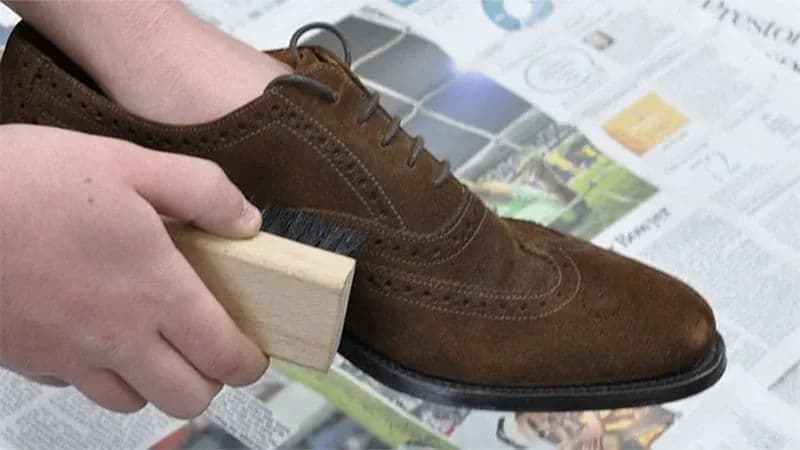 Nhuộm giày da lộn bằng cọ theo chiều lông, từng lớp mỏng