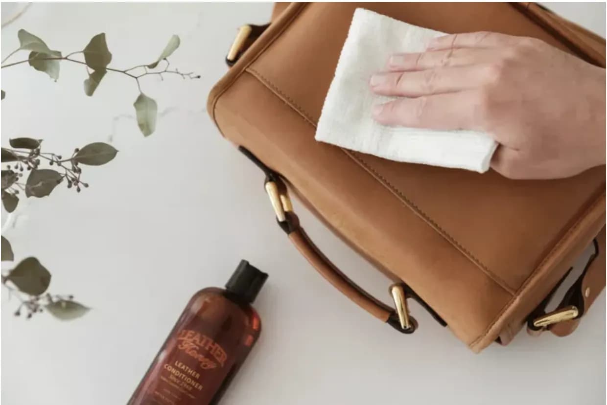 Thoa kem dưỡng da lên túi bằng khăn mềm theo vòng tròn