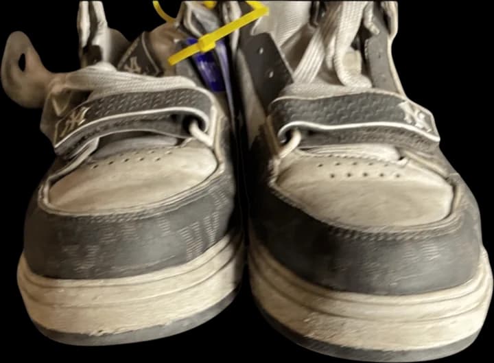 Đôi sneaker trước và sau khi vệ sinh tại EXTRIM (Trước)