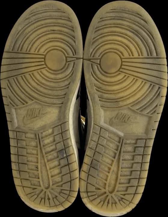 Đế giày ố vàng trước và sau khi thay đế tại EXTRIM (Trước)