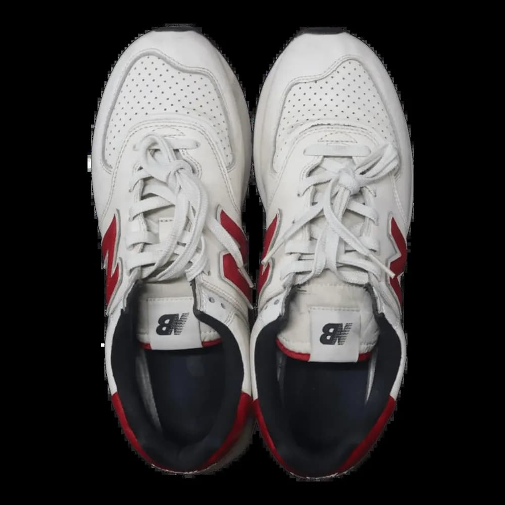 Sneaker New Balance bám bẩn sau khi vệ sinh chuyên sâu tại EXTRIM