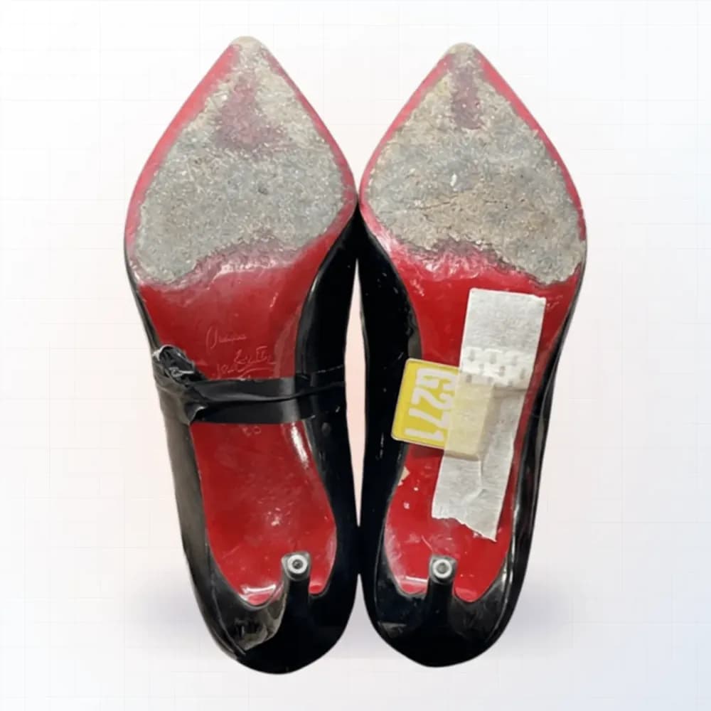Cao gót Christian Louboutin trước khi dán bảo vệ đế tại EXTRIM