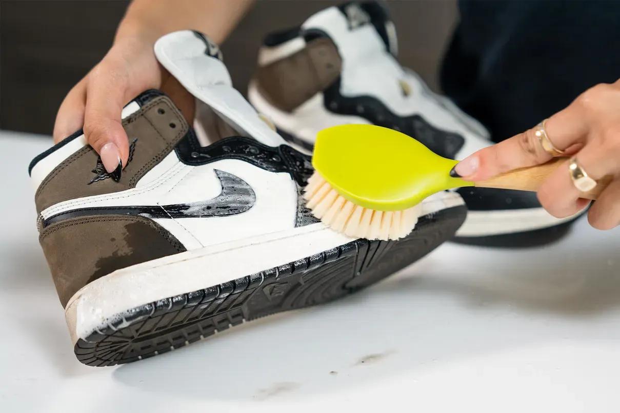 Phân biệt các loại bàn chải vệ sinh giày