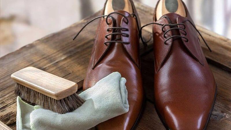 Cách đánh bóng giày da tại nhà mà không dùng xi đánh giày 