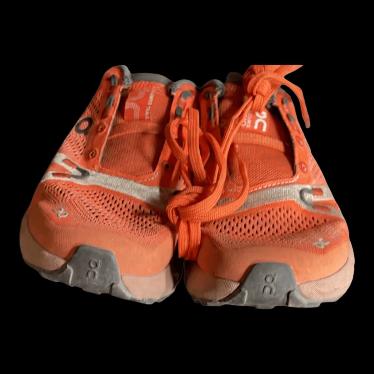 Vệ sinh spa sneaker On - before chi-tiet at EXTRIM