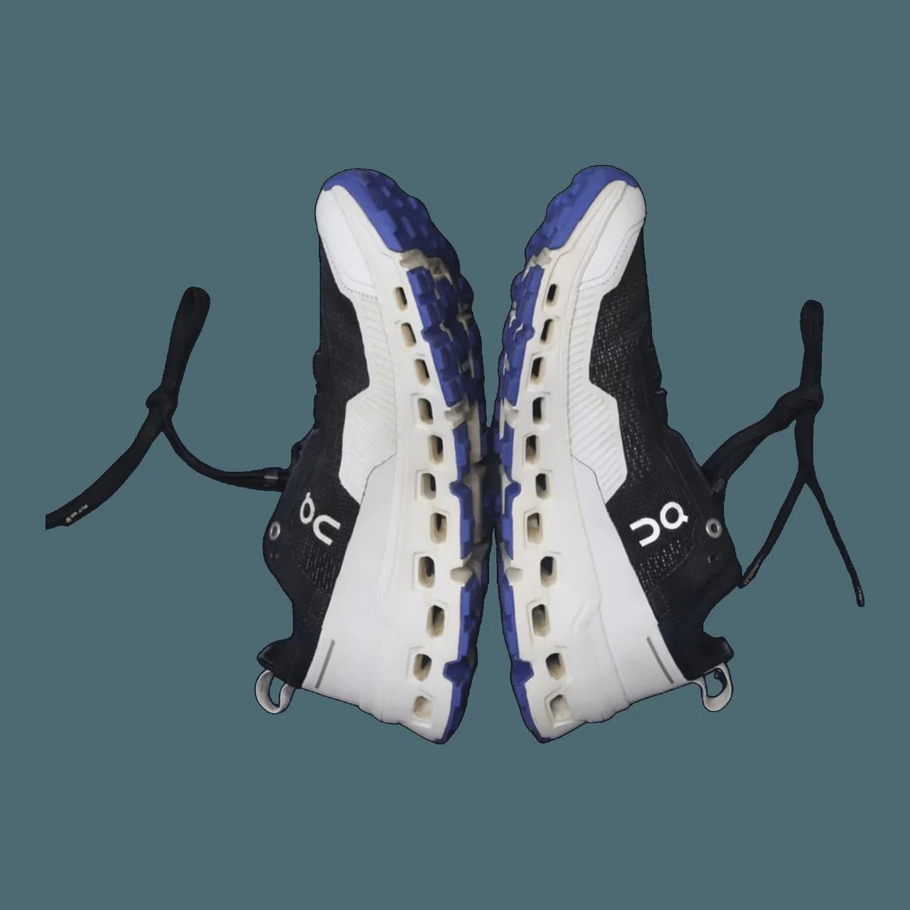 On Cloud running shoe before and after mud stain cleaning sau