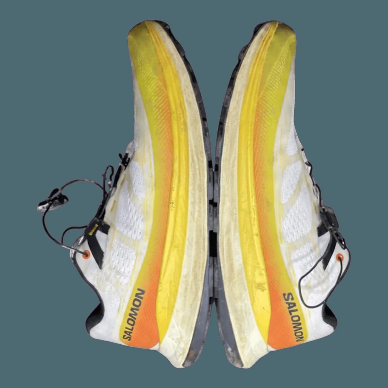 Trước khi spa giày chuyên sâu: Salomon Ultra Glide 2 trắng-vàng-cam (Bề mặt thân và đế giày bám bẩn, ố màu sau thời gian sử dụng)