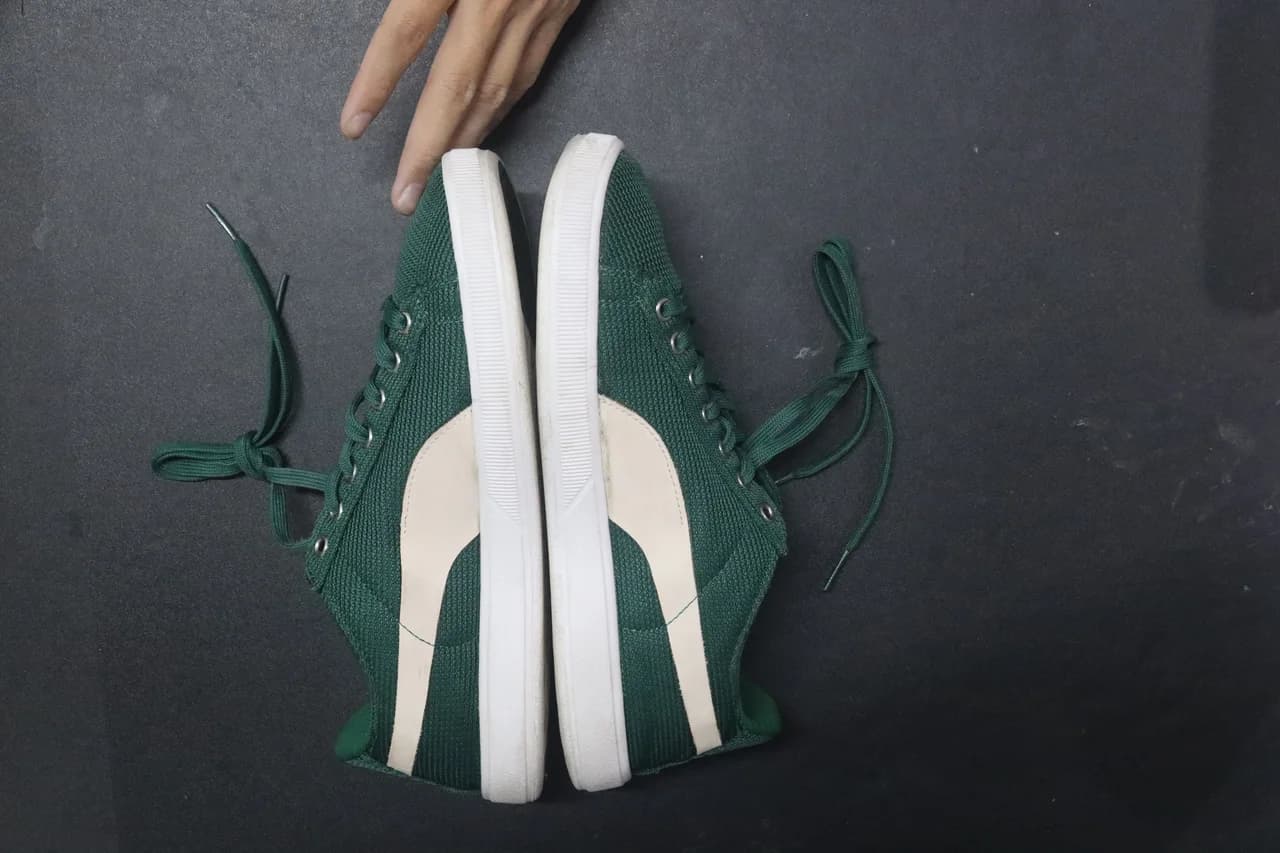 Sau khi spa phục hồi giày da lộn tại EXTRIM: Puma Suede xanh lá hoàn thiện sạch đẹp