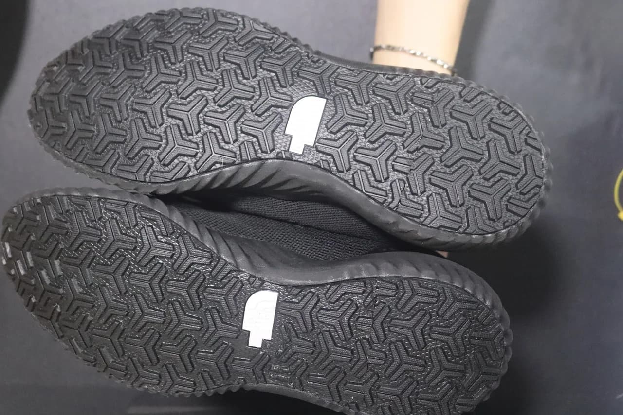 Sau khi ốp mặt đế cao su chống trượt tại EXTRIM: Ốp Mặt Đế - TNF Đen - Adidas (119350/2899) hoàn thiện sạch đẹp