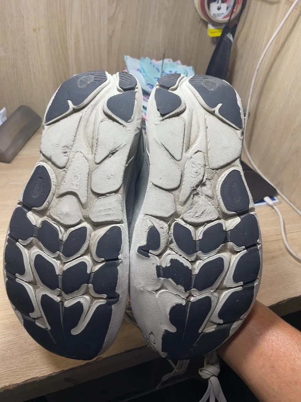 Trước khi ốp mặt đế cao su chống trượt: Ốp Mặt Đế - TNF Đen - Hoka (119321/274) (Bám bẩn bề mặt, mòn đế, biến dạng đế)