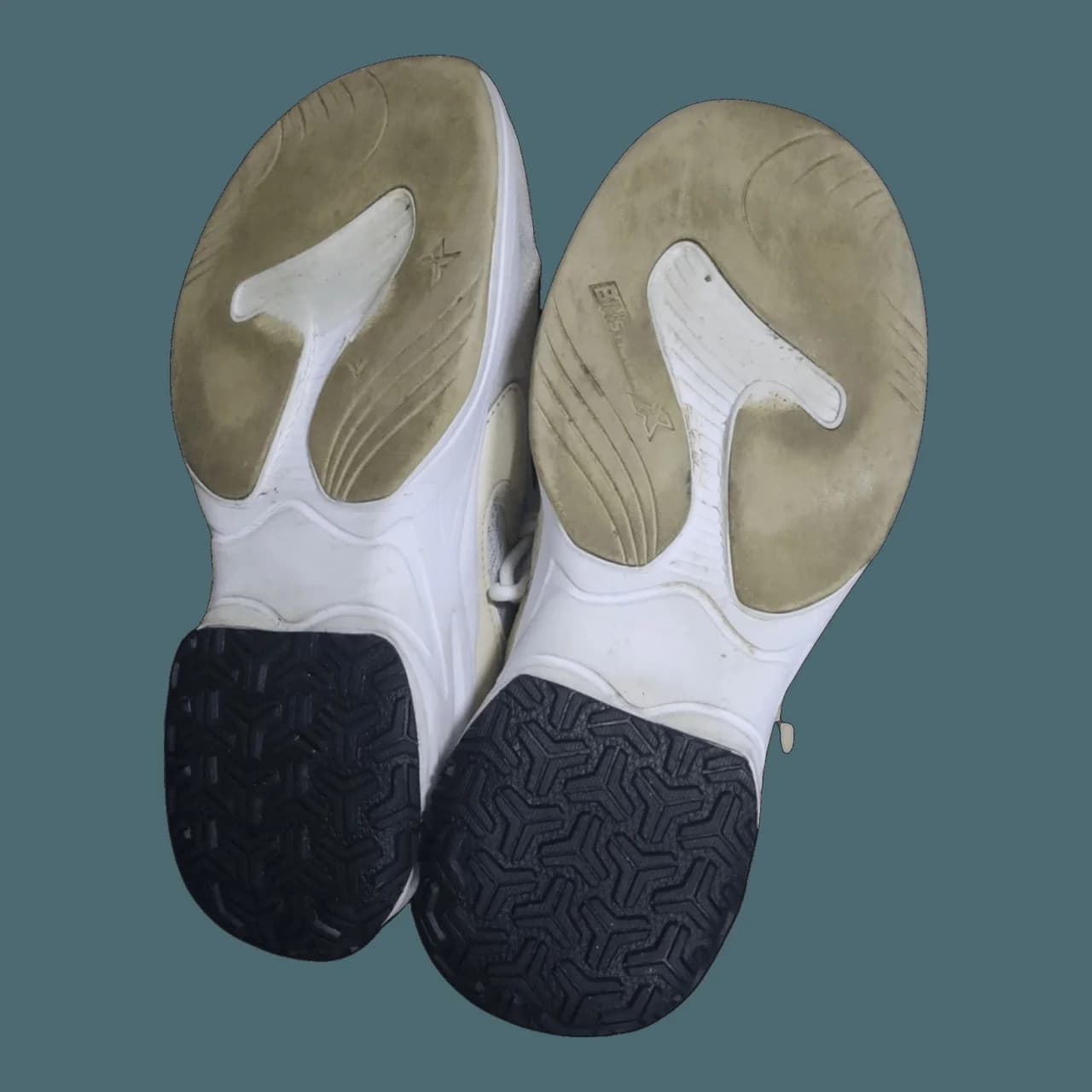 Sau khi ốp mặt đế cao su chống trượt tại EXTRIM: Sneaker trắng — ốp gót mặt đế đen hoàn thiện sạch đẹp