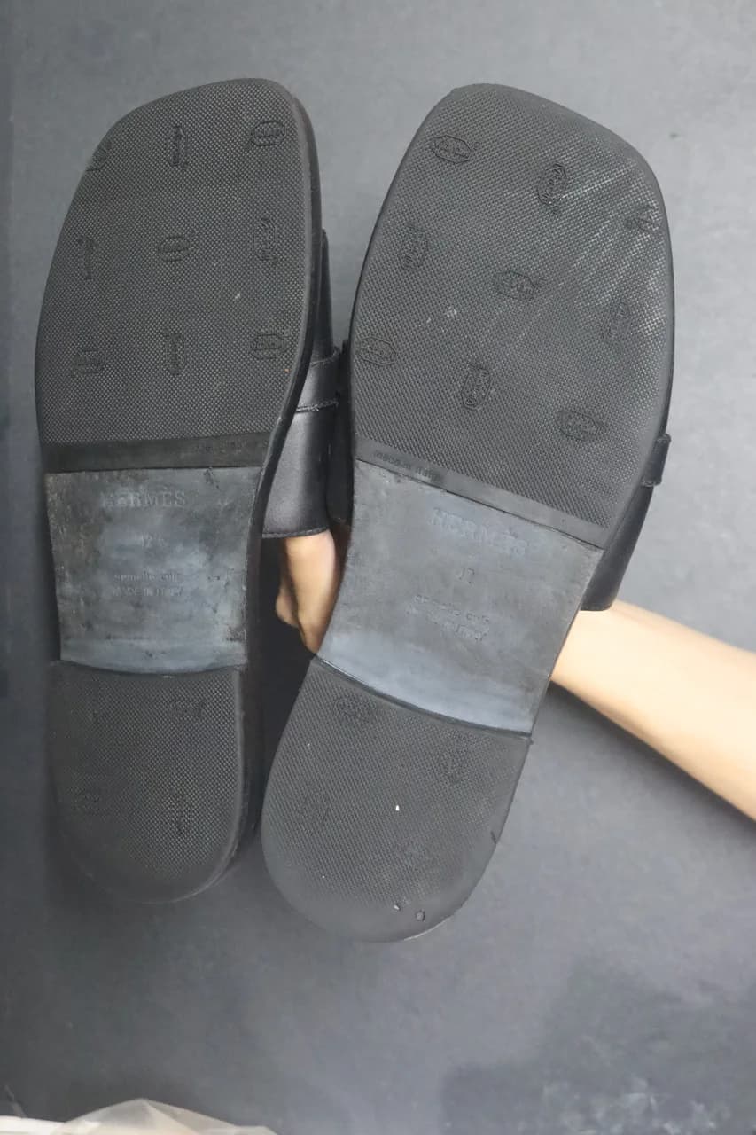 Sau khi dán đế bảo vệ vibram ý tại EXTRIM: Dép Hermès — mặt đế da bẩn → dán đế bảo vệ (bản thô 0_Kho) hoàn thiện sạch đẹp