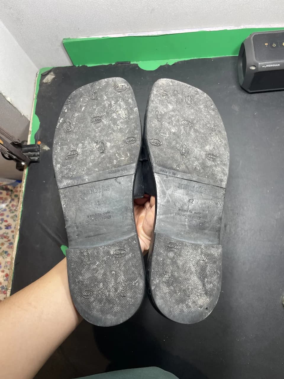 Trước khi dán đế bảo vệ vibram ý: Dép Hermès — mặt đế da bẩn → dán đế bảo vệ (bản thô 0_Kho) (Mặt đế da trơn trượt, dễ trầy mòn cần dán đế bảo vệ Vibram Ý)