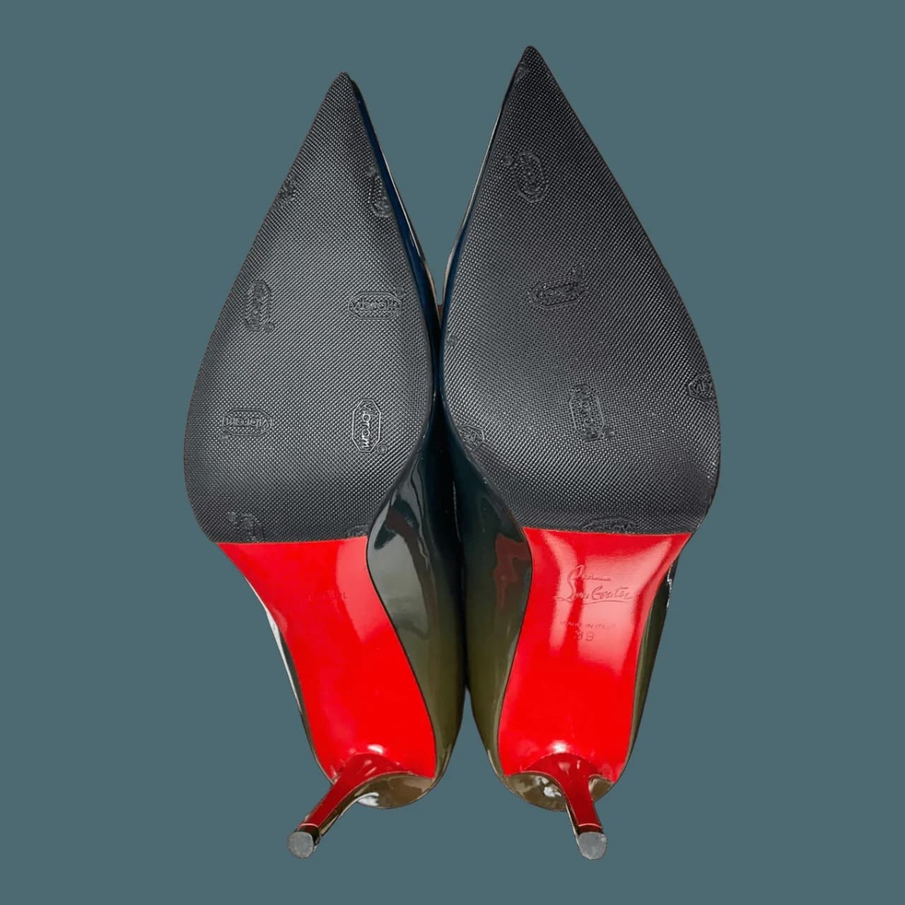 Sau khi dán đế bảo vệ vibram ý tại EXTRIM: Christian Louboutin cao gót đế đỏ — lớp đế bảo vệ hoàn thiện sạch đẹp