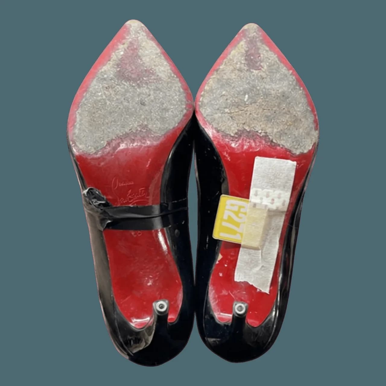 Trước khi dán đế bảo vệ vibram ý: Christian Louboutin cao gót đế đỏ — lớp đế bảo vệ (Mặt đế da trơn trượt, dễ trầy mòn cần dán đế bảo vệ Vibram Ý)