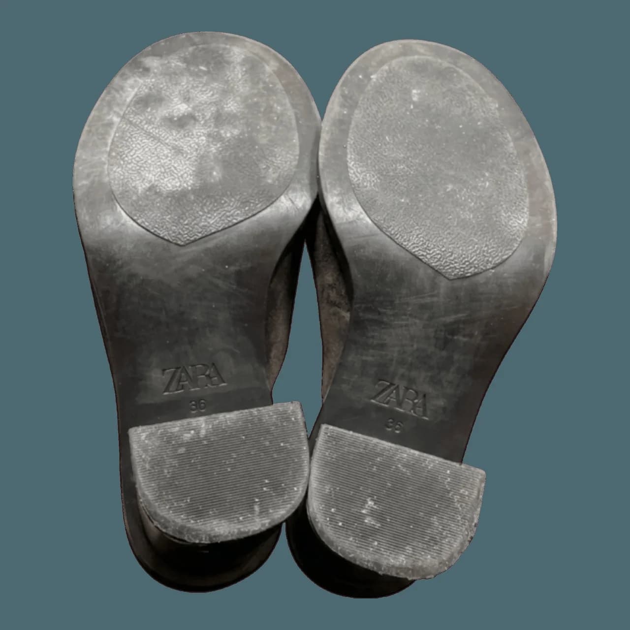 Trước khi dán đế bảo vệ vibram ý: Zara mule gót vuông đen — dán đế Vibram (Mặt đế da trơn trượt, dễ trầy mòn cần dán đế bảo vệ Vibram Ý)