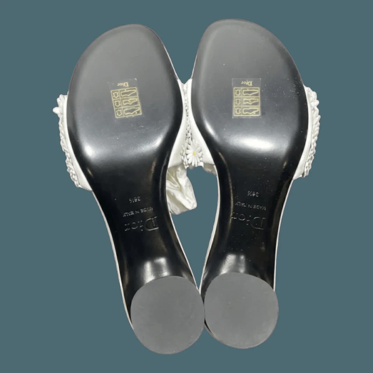 Trước khi dán đế bảo vệ vibram cao gót: Dior mule cao gót quai đính đá bạc — ốp mặt đế (Đế ngoài mòn vẹt gót hoặc mòn nhẵn toàn bộ mặt tiếp xúc, gây trơn trượt.)