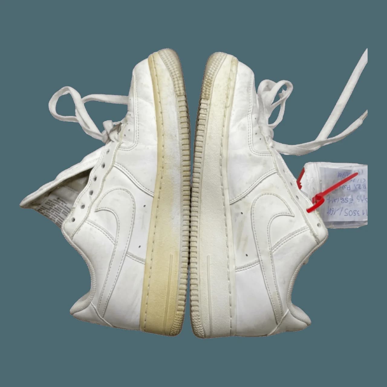 Trước khi sơn phục hồi đế giày (repaint đế): Nike AF1 Low trắng — đế ố vàng → trắng (Đế giày bị oxy hóa ố vàng / thân vải ố bẩn cần tẩy ố & sơn phục hồi)