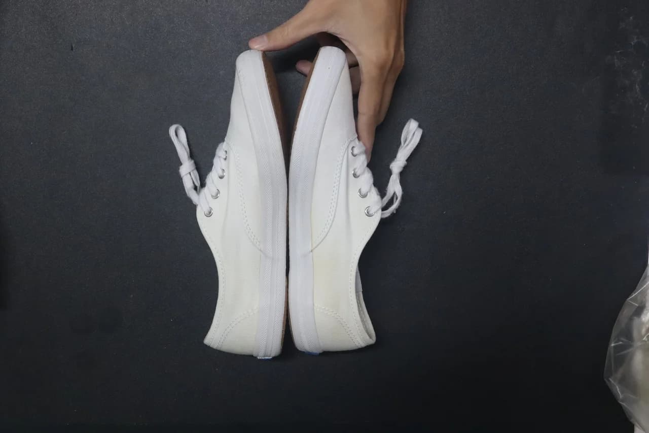 Sau khi tẩy ố vàng thân giày vải canvas tại EXTRIM: Keds canvas — vải ố vàng → trắng hoàn thiện sạch đẹp