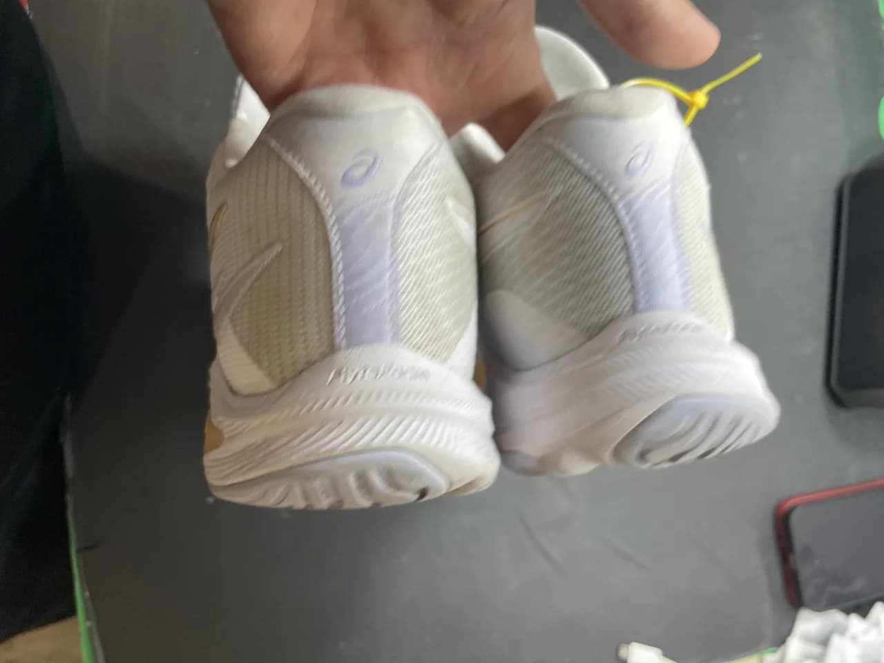 Trước khi tẩy ố vàng thân giày vải: tay-o - Asics (115435_p02) (Thân vải và cổ giày màu trắng bị ố vàng loang lổ sau khi giặt)