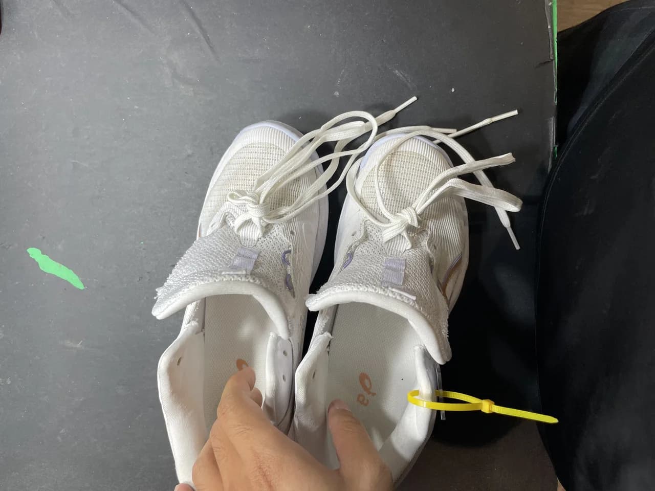 Trước khi tẩy ố vàng thân giày vải: tay-o - Asics (115435_p01) (Thân vải và cổ giày màu trắng bị ố vàng loang lổ sau khi giặt)
