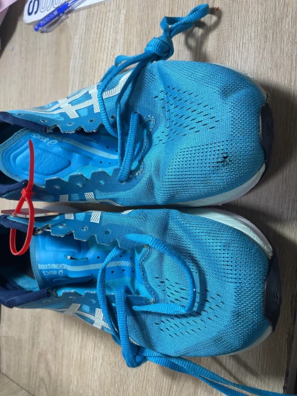 Trước khi phục hồi toàn diện (khâu vá thẩm mỹ thân & gót giày): Khâu Vá Thân - Tiêu Chuẩn - Asics (119229/1114) (Bám bẩn - ố - mòn đế - rách mũi giày chiếc bên trái)