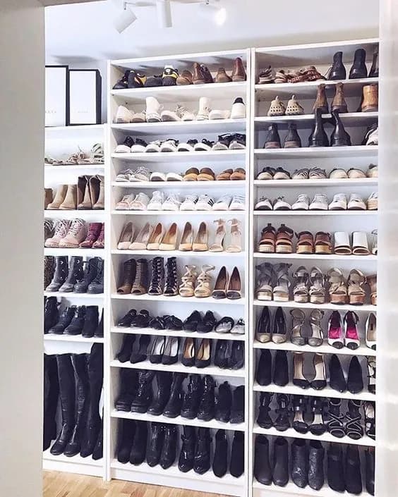 Boots da lộn được cất trong hộp thoáng khí kèm túi hút ẩm