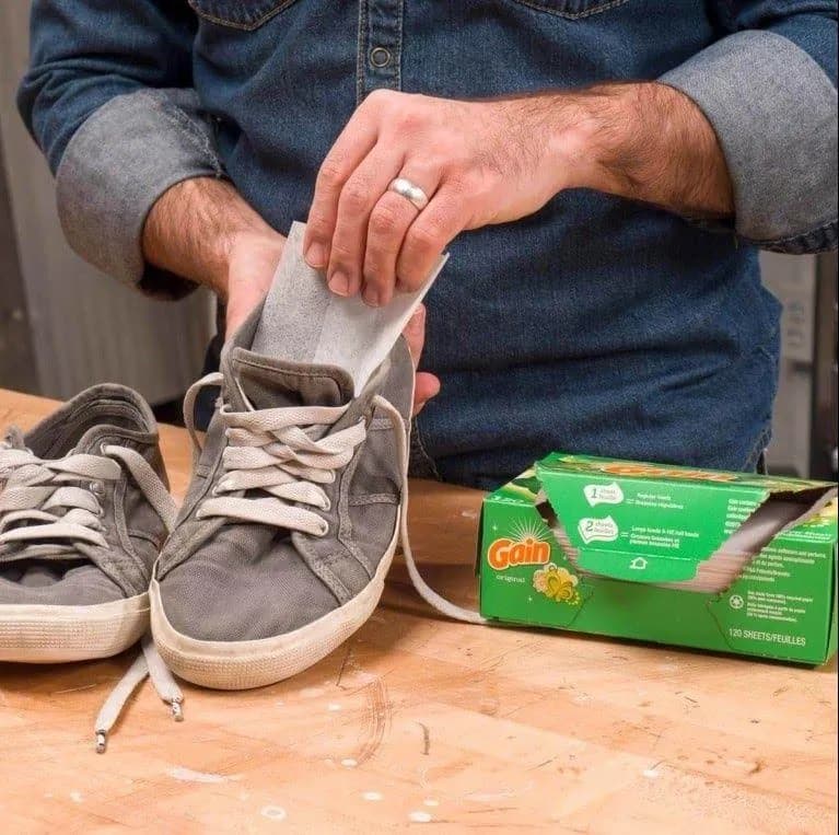 Baking soda trong túi tất khử mùi giày qua đêm