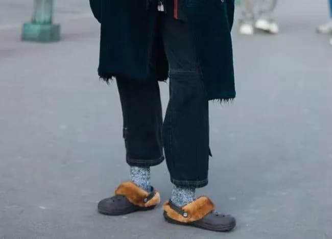 Crocs có đai lót lông là biến thể cần cách giặt riêng