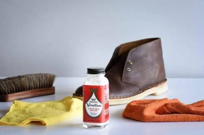 Gôm tẩy da lộn xử lý vết bẩn trên mũi giày Clarks Desert Boots