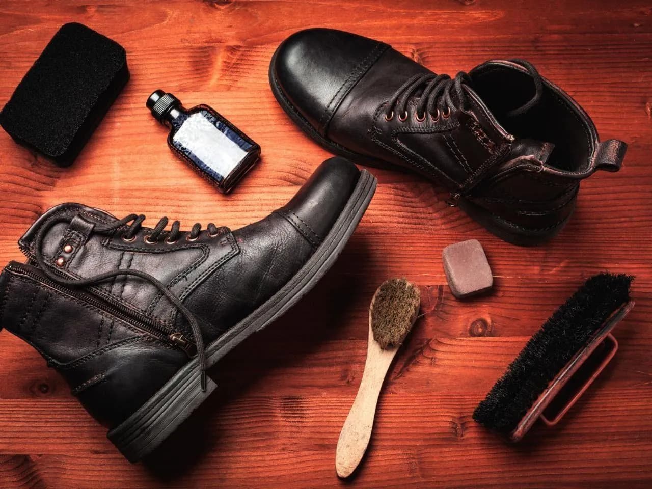 Bộ dụng cụ chăm sóc boots da: bàn chải, kem dưỡng và khăn