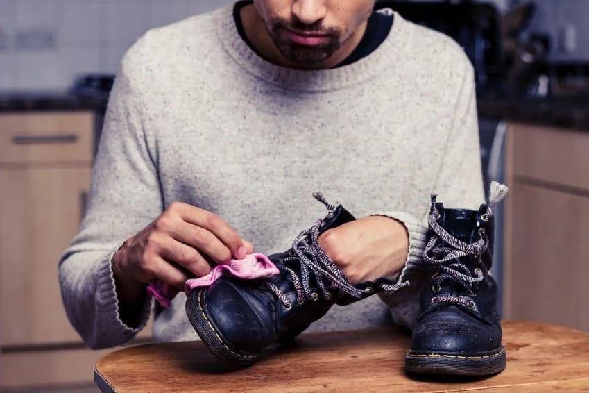 Dùng khăn lau làm sạch thân boots da sau khi chải khô