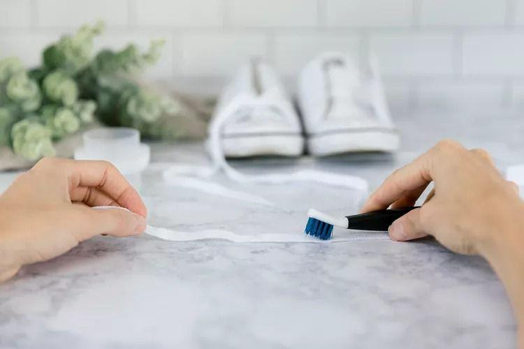 Làm sao để bảo quản dây giày trắng luôn sạch? 2 cách giặt dây giày trắng